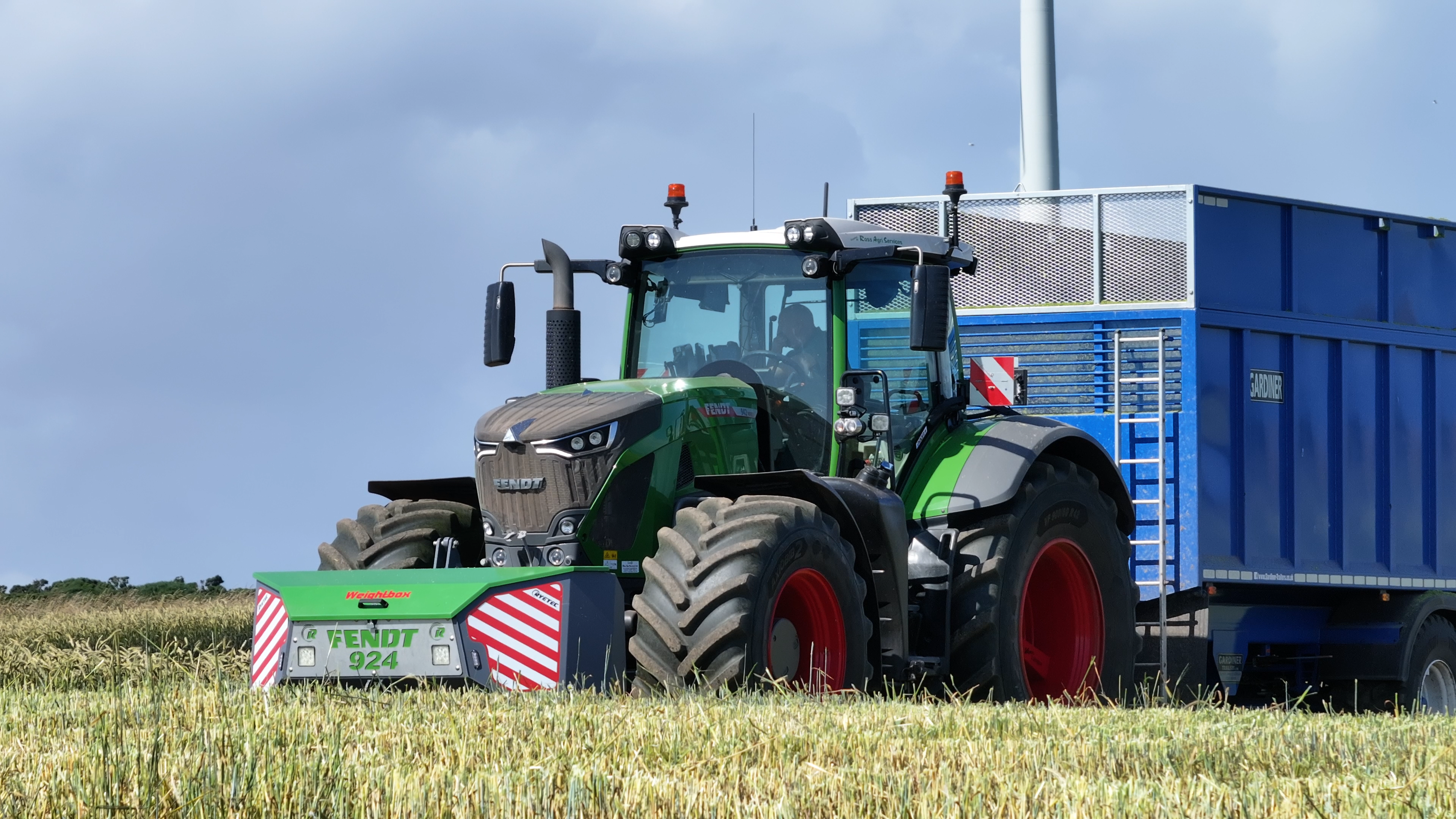 Fendt 924 in field
